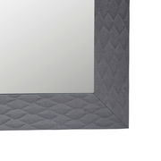 Nahaufnahme eines rechteckigen Spiegels mit grauem, strukturiertem Rahmen, perspektivisch von der Seite aufgenommen.