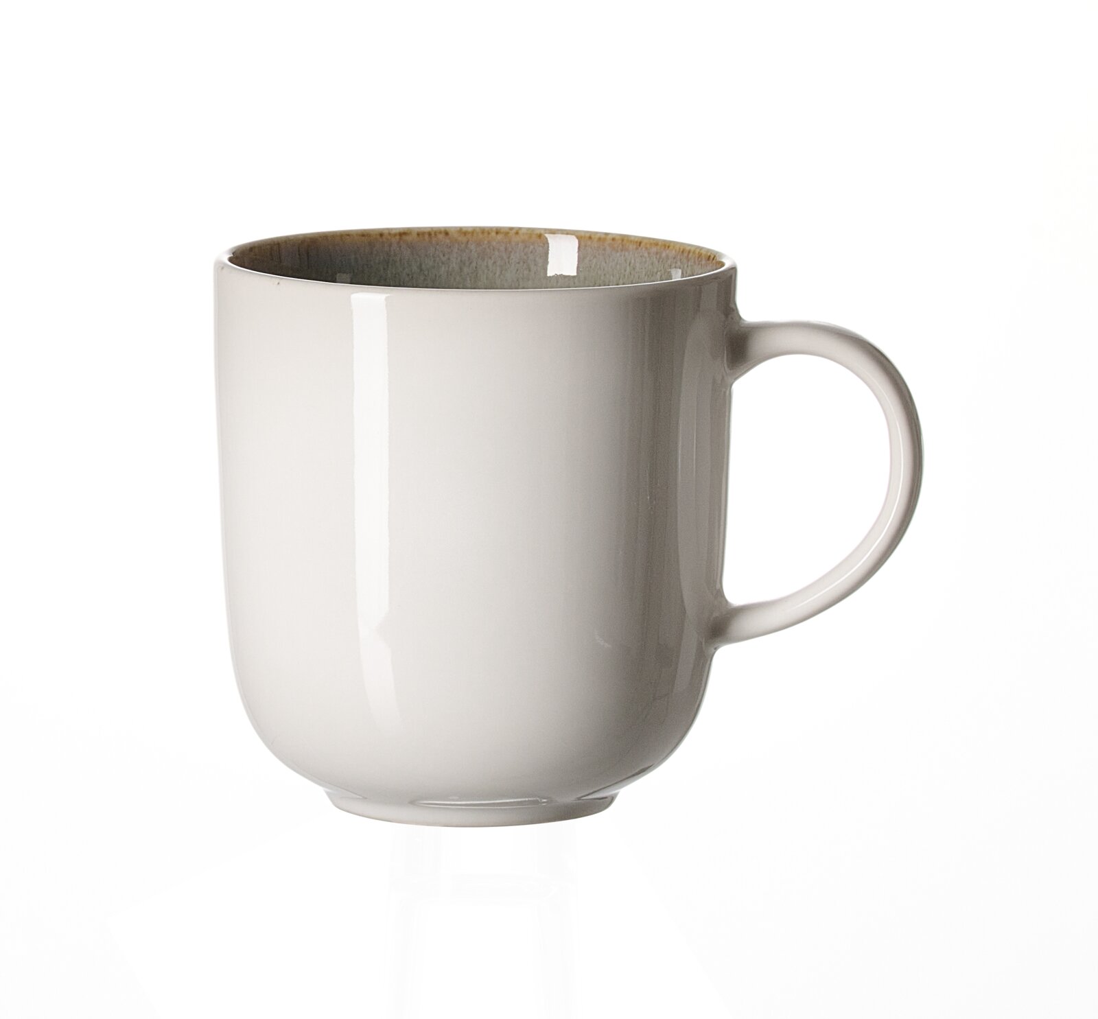 Witte keramische koffiemok met oor en lichtgrijze binnenkant, zijaanzicht (3/4) met het oor rechts op witte achtergrond