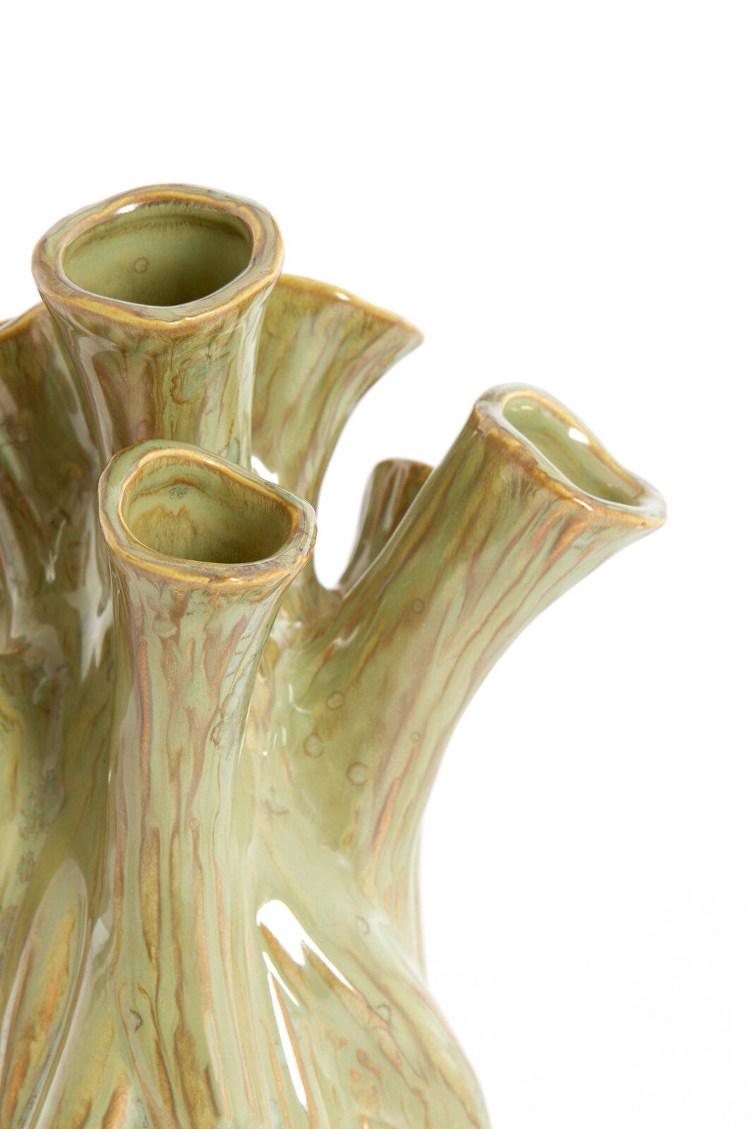 Nahaufnahme einer grünen, organisch geformten Vase mit mehreren Öffnungen und einer texturierten Oberfläche, die an Baumrinde erinnert.