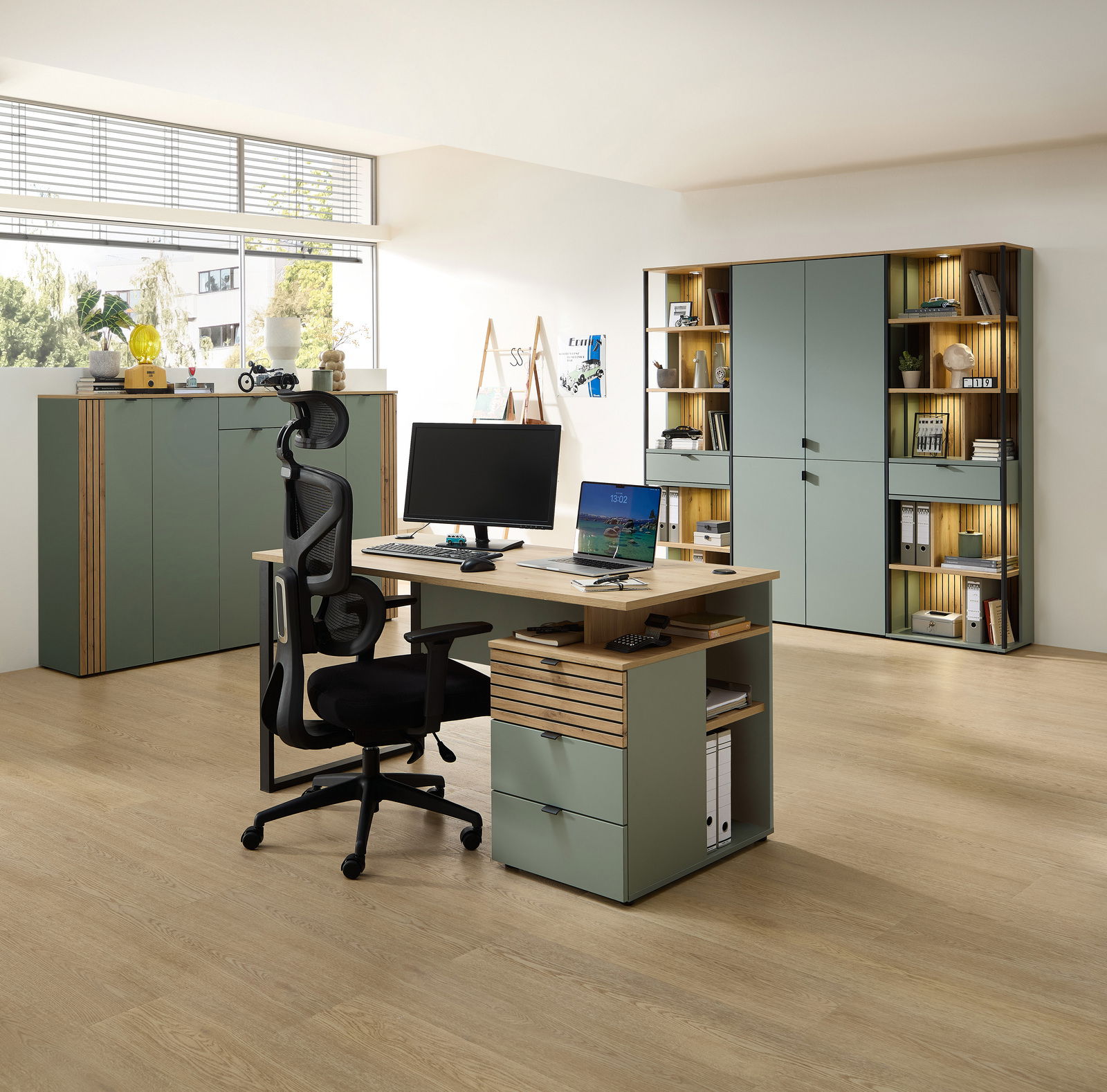 Moderne Büroeinrichtung mit Schreibtisch, ergonomischem Stuhl und Regalen in einem hellen Raum, seitliche Perspektive.