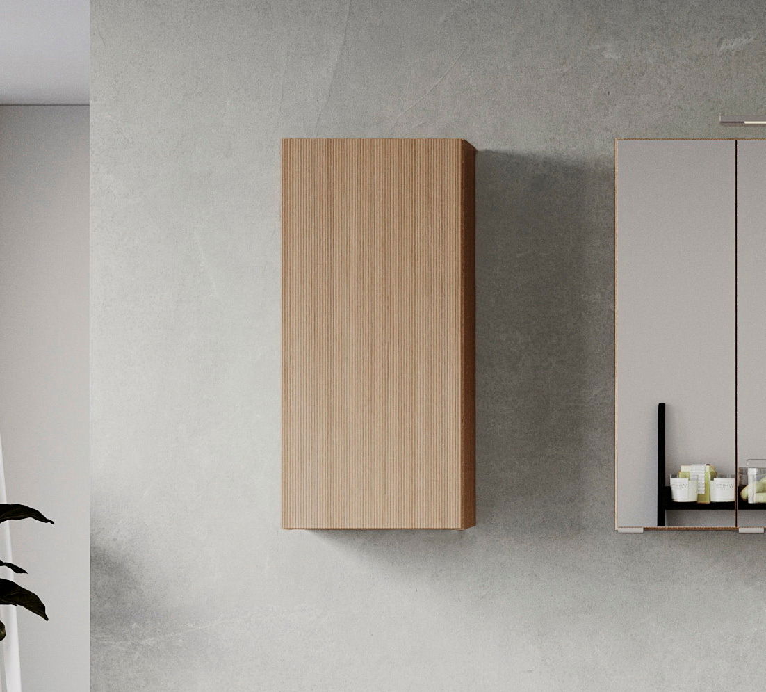 Moderner Hängeschrank aus Holz mit vertikaler Rillenstruktur, frontal an einer grauen Wand montiert.
