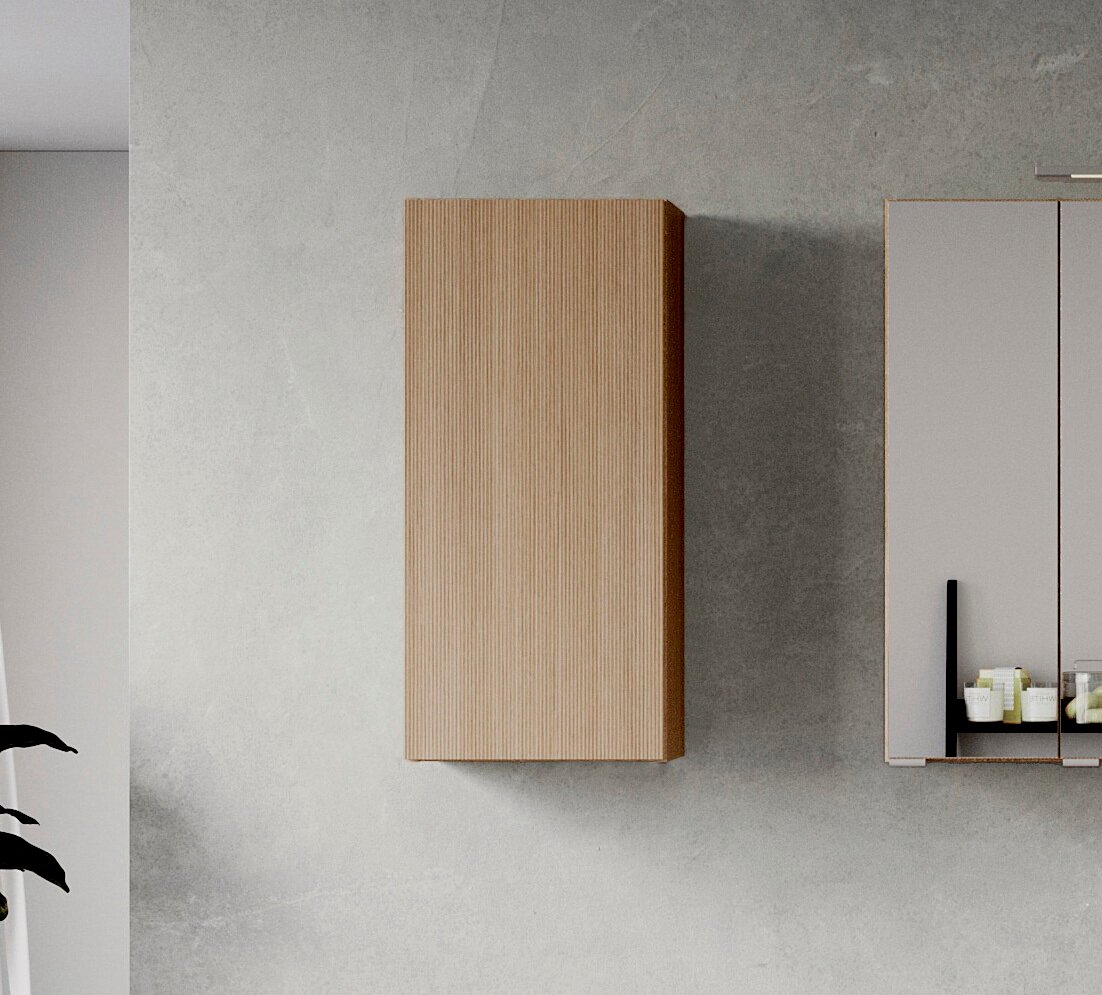 Moderner Hängeschrank aus Holz mit vertikaler Rillenstruktur, frontal an einer grauen Wand montiert.