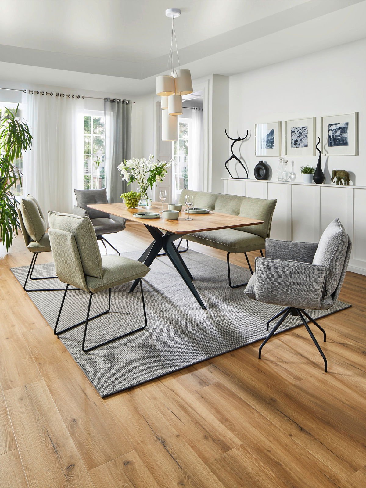 Esszimmer mit modernem Tisch und Stühlen, seitliche Perspektive