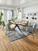 Esszimmer mit modernem Tisch und Stühlen, seitliche Perspektive