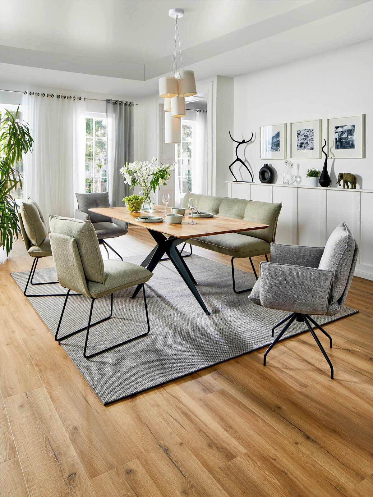 Dieter Knoll Bank BLUES Esszimmer mit modernem Tisch und Stühlen, seitliche Perspektive