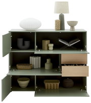 Grünes Highboard mit offenen Türen und Schubladen, dekoriert mit modernen Vasen und einer Lampe, Frontalansicht.