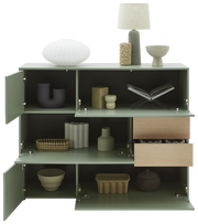 Grünes Highboard mit offenen Türen und Schubladen, dekoriert mit modernen Vasen und einer Lampe, Frontalansicht.
