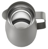 Isolierkanne Studio aus der Vogelperspektive mit offenem Deckel, zeigt das glänzende Innere und den ergonomischen Griff.