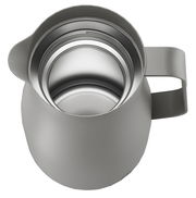 Isolierkanne Studio aus der Vogelperspektive mit offenem Deckel, zeigt das glänzende Innere und den ergonomischen Griff.