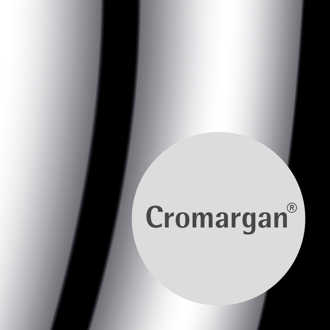 Nahaufnahme einer glänzenden Oberfläche aus Cromargan, perspektivisch von der Seite betrachtet.