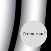 Nahaufnahme einer glänzenden Oberfläche aus Cromargan, perspektivisch von der Seite betrachtet.