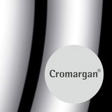 Nahaufnahme einer glänzenden Oberfläche aus Cromargan, perspektivisch von der Seite betrachtet.