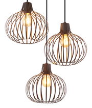 Drei moderne Hängeleuchten mit offenen, kugelförmigen Metallkäfigen, die von oben betrachtet werden.