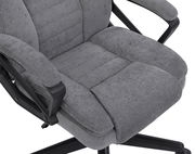 Grauer Homeoffice-Drehstuhl mit gepolsterten Armlehnen, seitliche Perspektive