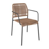 Moderner Stapelsessel mit geflochtenem Sitz und Rückenlehne aus braunem Material, schwarzes Metallgestell, seitliche Perspektive
