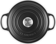 Schwarze Sauteuse 24cm von oben mit zwei Griffen und Le Creuset Logo auf dem Deckel