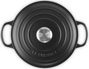 Schwarze Sauteuse 24cm von oben mit zwei Griffen und Le Creuset Logo auf dem Deckel