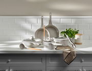 Kochset aus acht Teilen in einer modernen Küche, fotografiert aus der Vorderansicht.