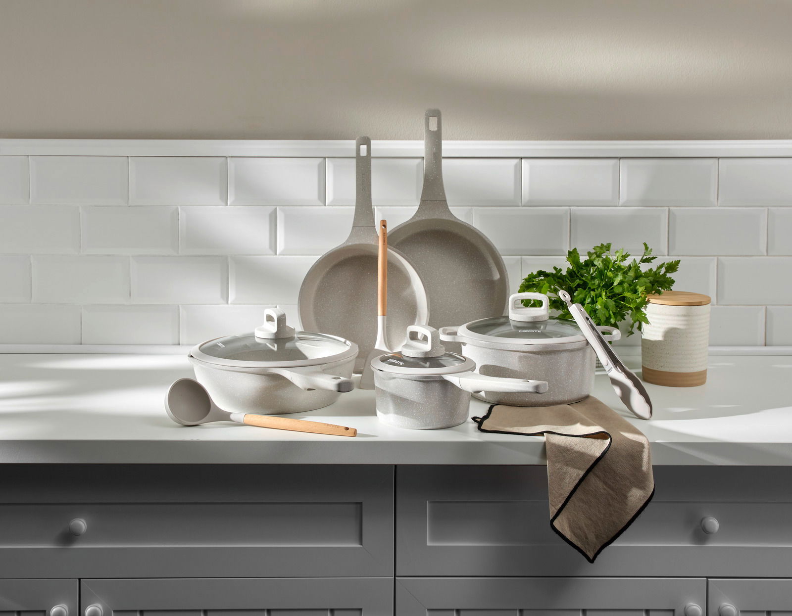 Kochset aus acht Teilen in einer modernen Küche, fotografiert aus der Vorderansicht.