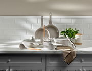 Kochset aus acht Teilen in einer modernen Küche, fotografiert aus der Vorderansicht.