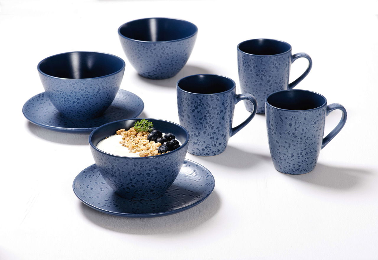Blaues Frühstücksset Kitwe, bestehend aus Tassen, Schalen und Untertassen mit gesprenkeltem Design, aus der Vogelperspektive fotografiert.