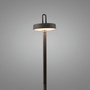 Moderne Stehleuchte AMAG in schwarzem Design, seitliche Perspektive