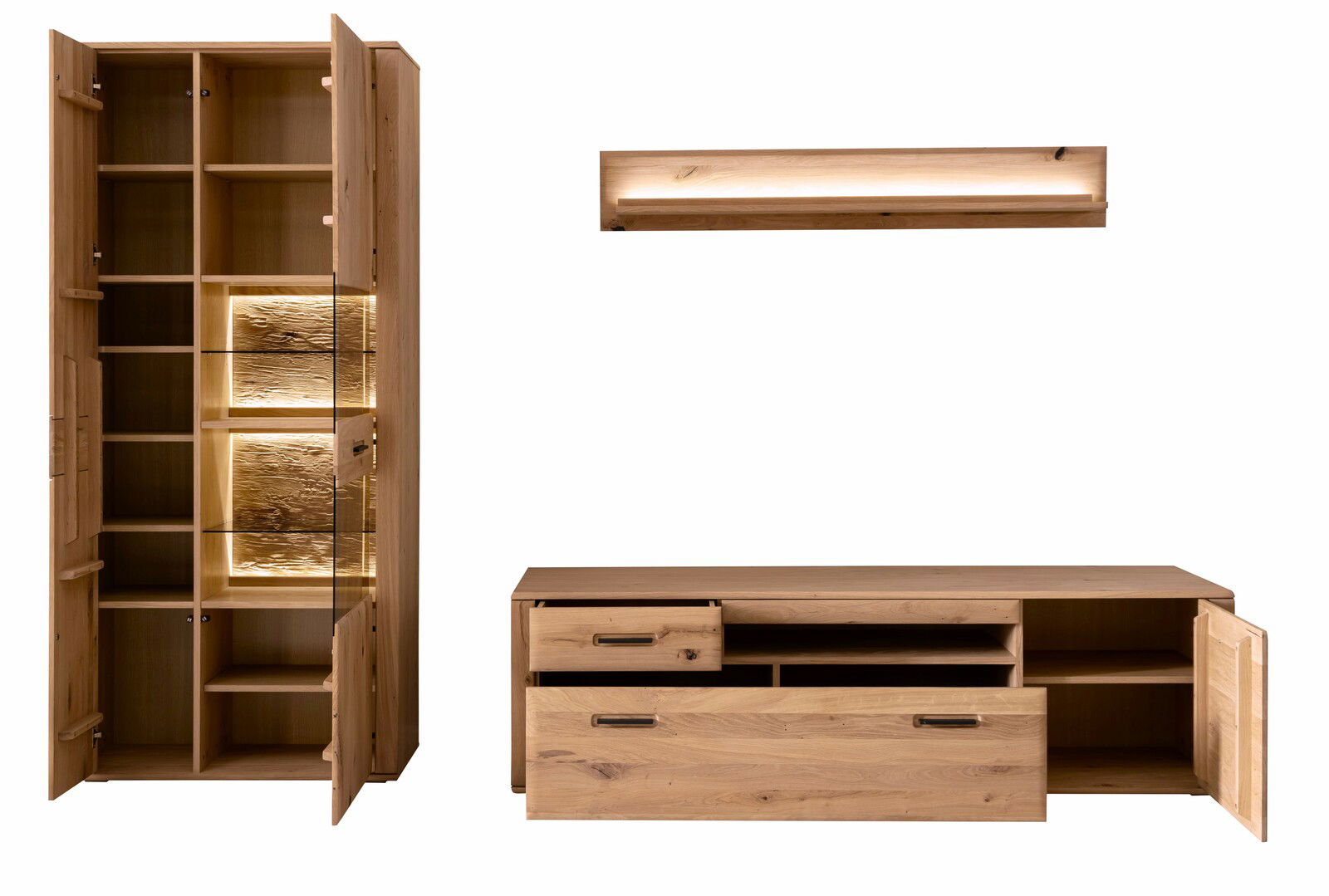 Wandkombination aus Holz mit Schrank und Regal, frontal betrachtet. Der Schrank hat offene Türen und integrierte Beleuchtung.