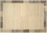 Wollteppich in rechteckiger Form mit einem schlichten, modernen Design in neutralen Beige- und Brauntönen, aus der Vogelperspektive fotografiert.