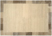 Wollteppich in rechteckiger Form mit einem schlichten, modernen Design in neutralen Beige- und Brauntönen, aus der Vogelperspektive fotografiert.