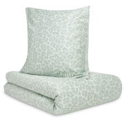 Satinbettwäsche 155x220cm mit dezentem Leopardenmuster in Grün, perspektivisch von vorne fotografiert.