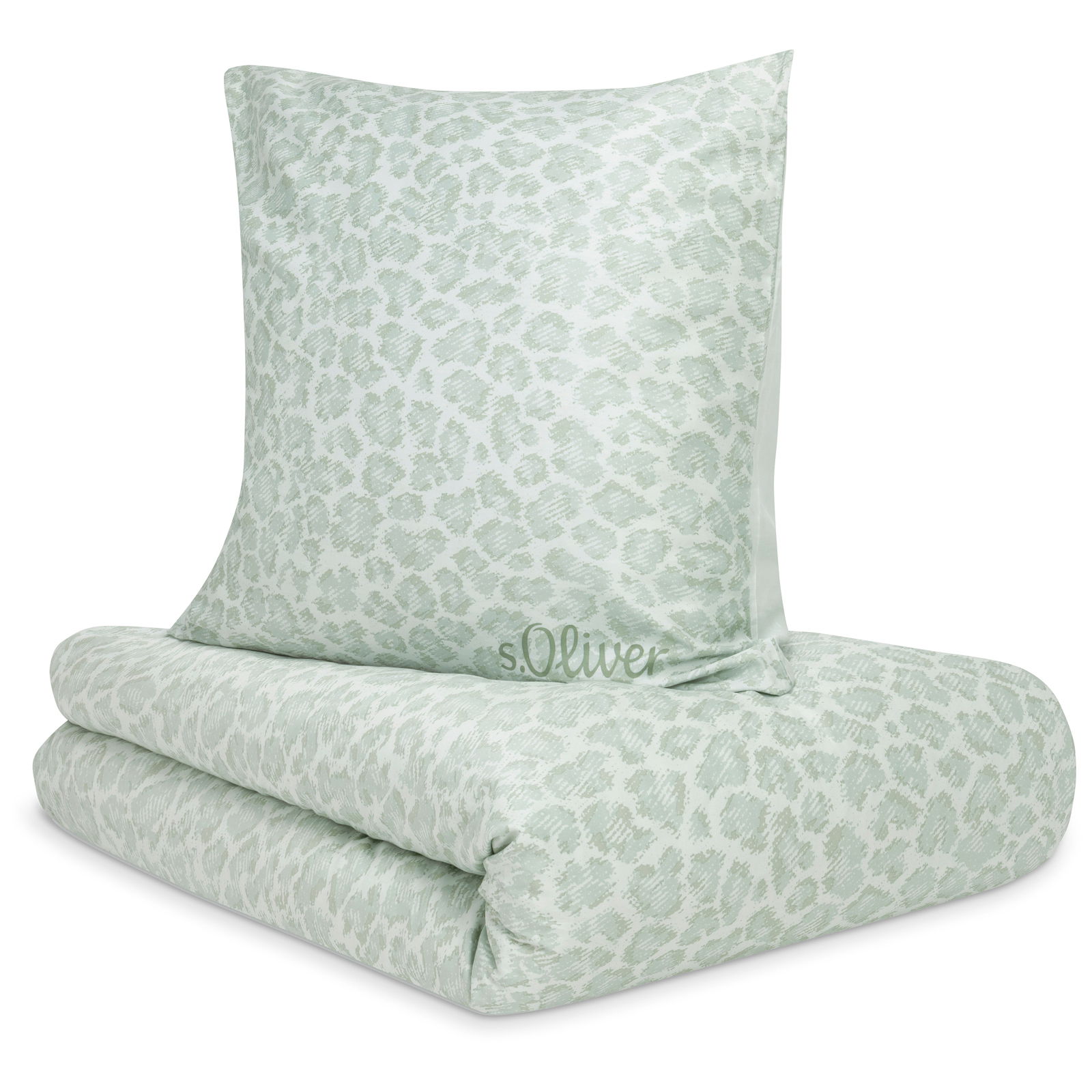 Satinbettwäsche 155x220cm mit dezentem Leopardenmuster in Grün, perspektivisch von vorne fotografiert.