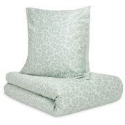 Satinbettwäsche 155x220cm mit dezentem Leopardenmuster in Grün, perspektivisch von vorne fotografiert.