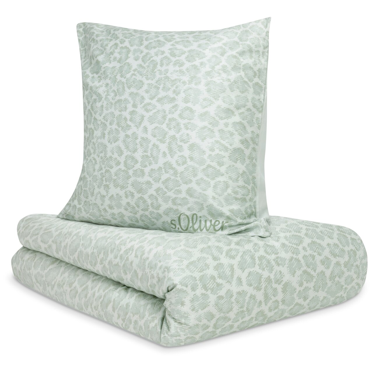 Satinbettwäsche 155x220cm mit dezentem Leopardenmuster in Grün, perspektivisch von vorne fotografiert.