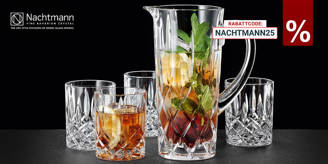 Kristallkaraffe mit Getränk und vier Gläsern von Nachtmann auf dunklem Hintergrund – edles Glasdesign