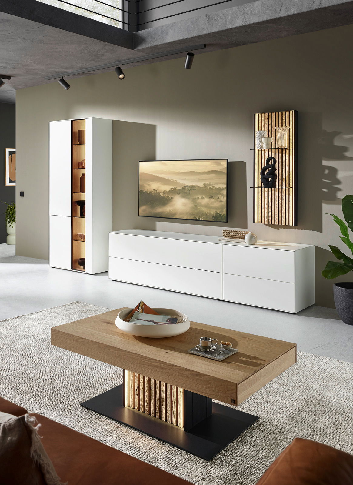 Moderner Couchtisch aus Holz mit schwarzem Sockel, dekoriert mit einer Schale und Tasse, in einem stilvollen Wohnzimmer mit weißem Sideboard und Wanddekoration. Perspektive: Frontalansicht.