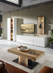 Moderner Couchtisch aus Holz mit schwarzem Sockel, dekoriert mit einer Schale und Tasse, in einem stilvollen Wohnzimmer mit weißem Sideboard und Wanddekoration. Perspektive: Frontalansicht.