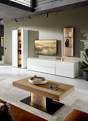 Moderner Couchtisch aus Holz mit schwarzem Sockel, dekoriert mit einer Schale und Tasse, in einem stilvollen Wohnzimmer mit weißem Sideboard und Wanddekoration. Perspektive: Frontalansicht.