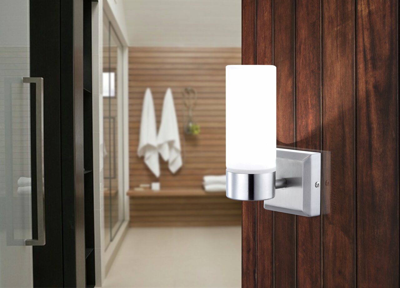 Globo Lighting Bad-Wandleuchte SPACE Moderne Bad-Wandleuchte SPACE mit zylindrischem, weißem Lampenschirm und silberner Halterung, seitliche Perspektive.