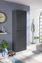 Schwarzer XXL-Schuh- und Mehrzweckschrank in einem modernen Raum, seitliche Perspektive