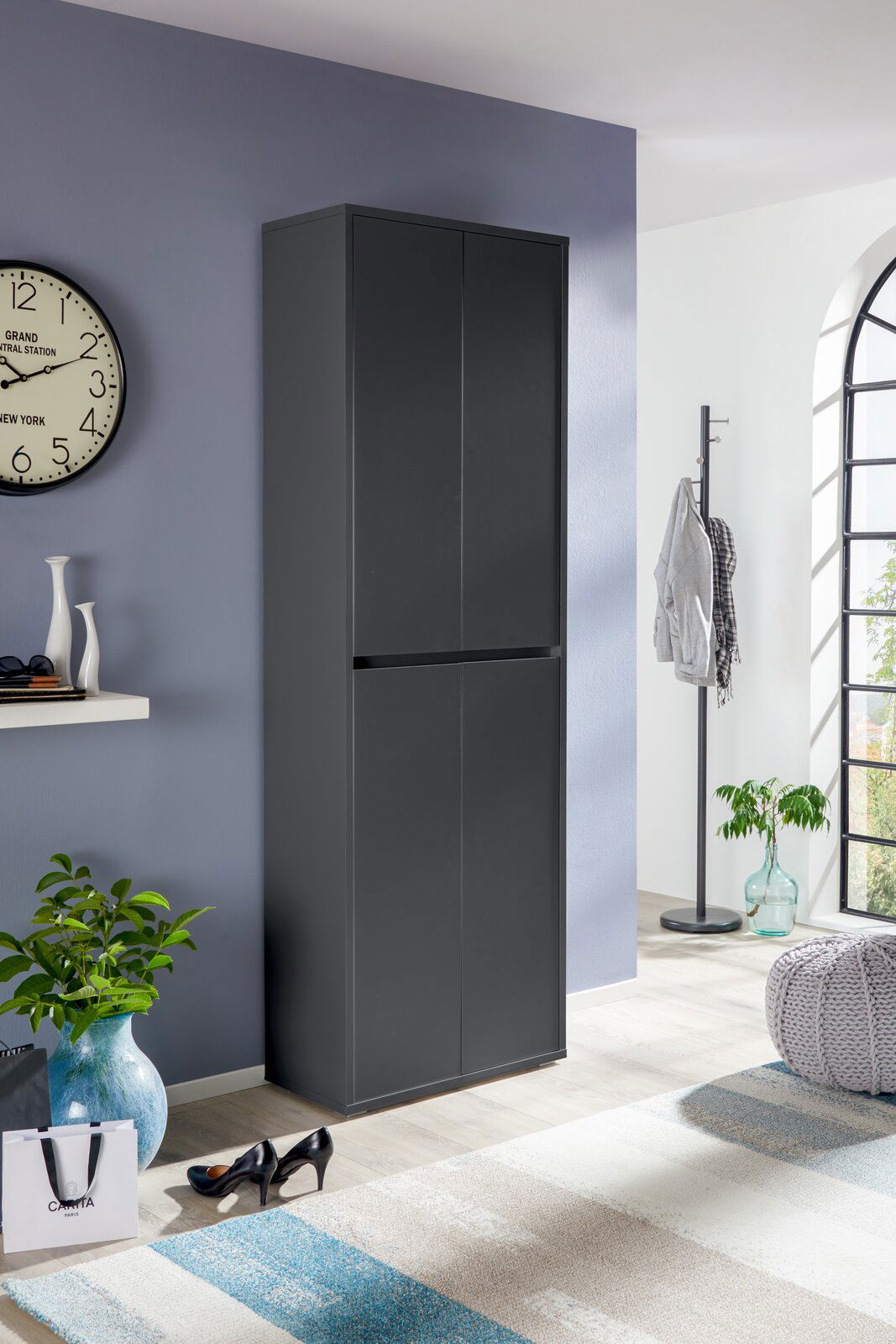 Schwarzer XXL-Schuh- und Mehrzweckschrank in einem modernen Raum, seitliche Perspektive