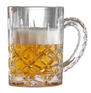 Kristallklares Bierglas Noblesse mit Henkel, gefüllt mit goldenem Bier und Schaumkrone, seitliche Perspektive