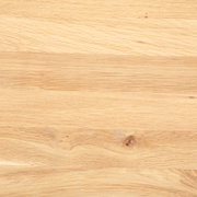 Close-up van een lichtgekleurd houten oppervlak met een natuurlijke nerf, gezien van bovenaf.