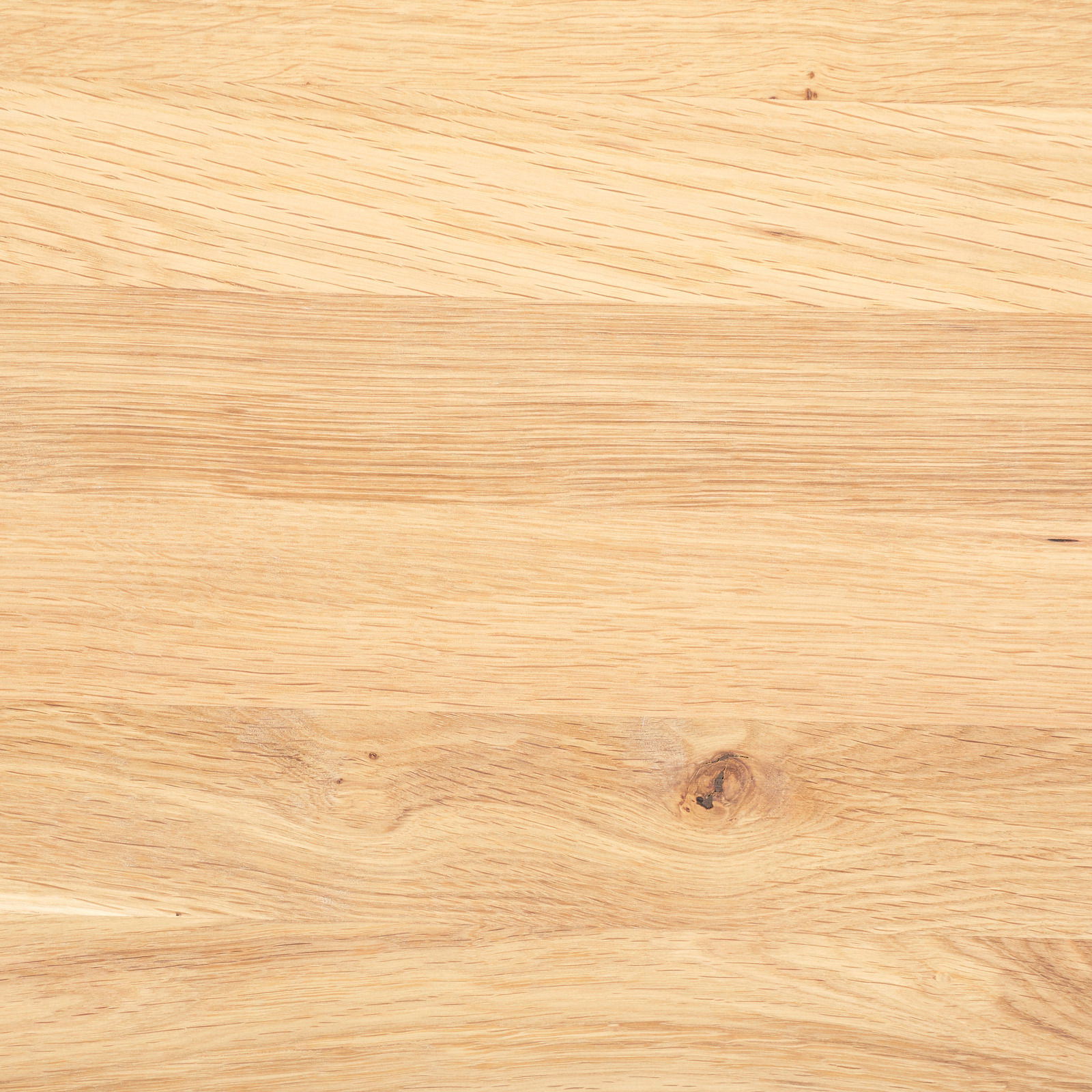 Nahaufnahme einer hellen Holzoberfläche mit natürlicher Maserung, von oben betrachtet.