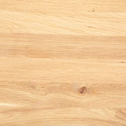 Nahaufnahme einer hellen Holzoberfläche mit natürlicher Maserung, von oben betrachtet.