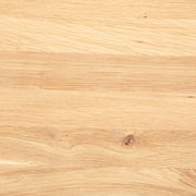 Nahaufnahme einer hellen Holzoberfläche mit natürlicher Maserung, von oben betrachtet.