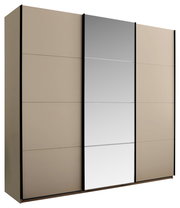 Moderner Schwebetürenschrank in Beige mit mittlerer Spiegeltür und schwarzen Rahmenleisten, freigestellt auf weißem Hintergrund, Ansicht schräg von vorne links