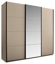 Moderner Schwebetürenschrank in Beige mit mittlerer Spiegeltür und schwarzen Rahmenleisten, freigestellt auf weißem Hintergrund, Ansicht schräg von vorne links