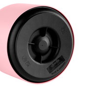 Bodenansicht einer rosa Isolierkanne SAMBA 1L mit schwarzem Boden, hergestellt in Deutschland.