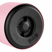 Bodenansicht einer rosa Isolierkanne SAMBA 1L mit schwarzem Boden, hergestellt in Deutschland.