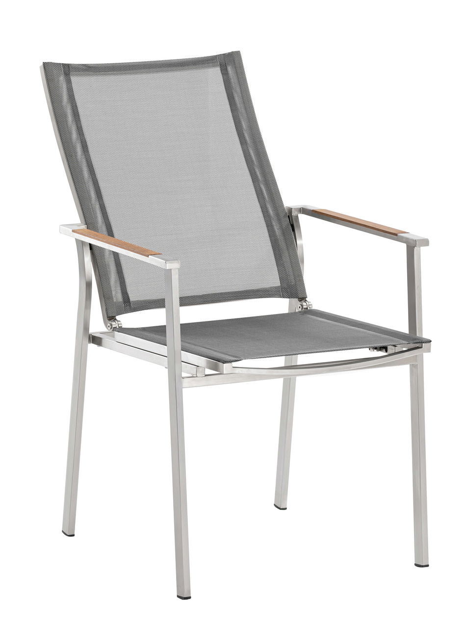 Moderner Sessel aus Metall mit grauem Netzgewebe und Holzarmlehnen, seitliche Perspektive